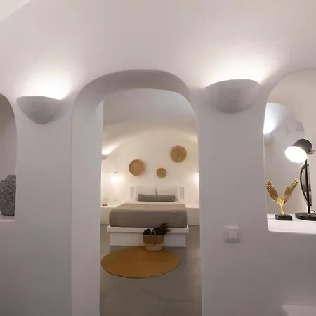 Virginia's Cave Oía